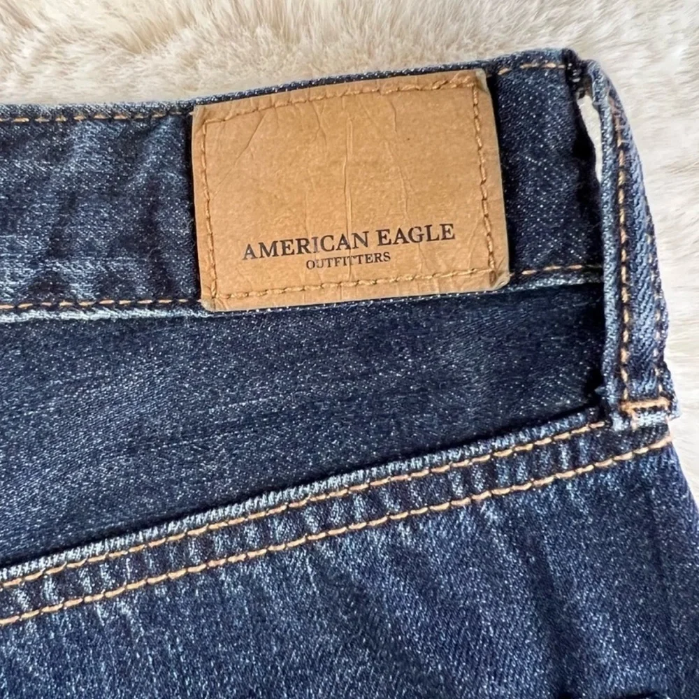 American Eagle Woman’s Tomgirl MIDI Distressed Medium Blue Denim Shorts Sz 8 - Picture 4 of 14